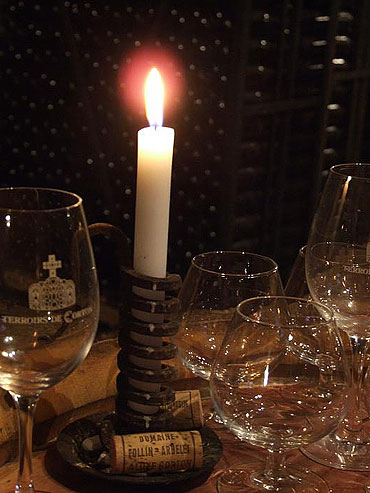 Bougie et verres sur un fût dans la cave